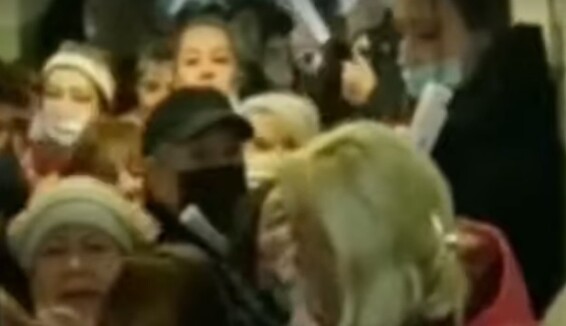 Как селедки в бочке: видео дикой давки в очереди на вакцинацию в Мариуполе