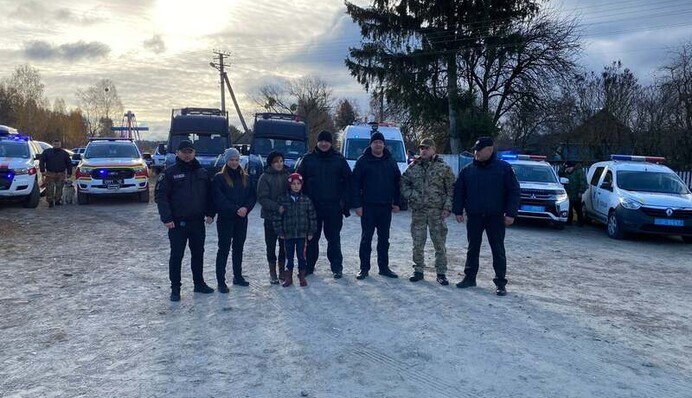 Под Хмельницким ребенок заблудился в лесу - искали всю ночь: фото