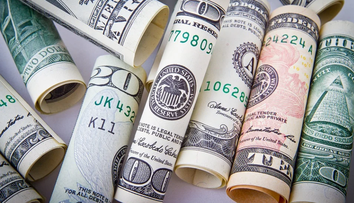 Надрив, прокол або фарба: чому обмінники не приймають долари в українців