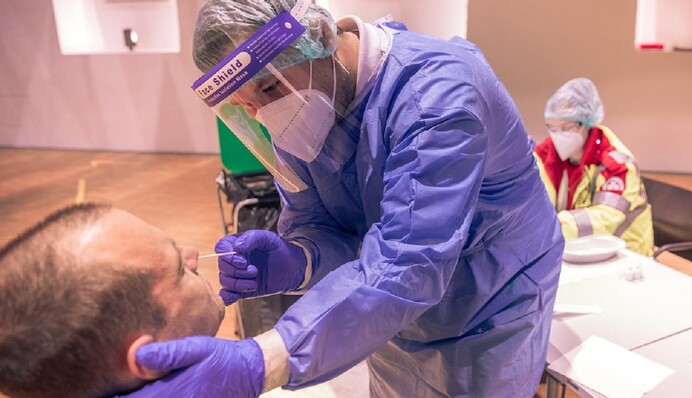 ПЦР-тесты в Украине дороже европейских в десятки раз, но медик нашла выход