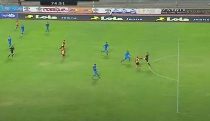 Замах на життя: воротар жахливим фолом зупинив суперника, жорстке відео