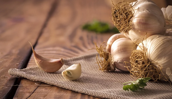 В Україні часник продають дорожче за м'ясо: які зараз ціни