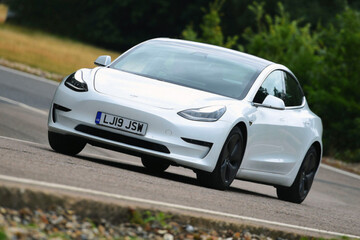 Tesla - в лидерах: назван топ-10 самых популярных авто в Европе