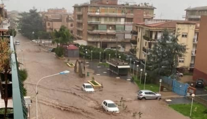 Поток воды смывает автомобили: видео последствий смертельного шторма в Сицилии