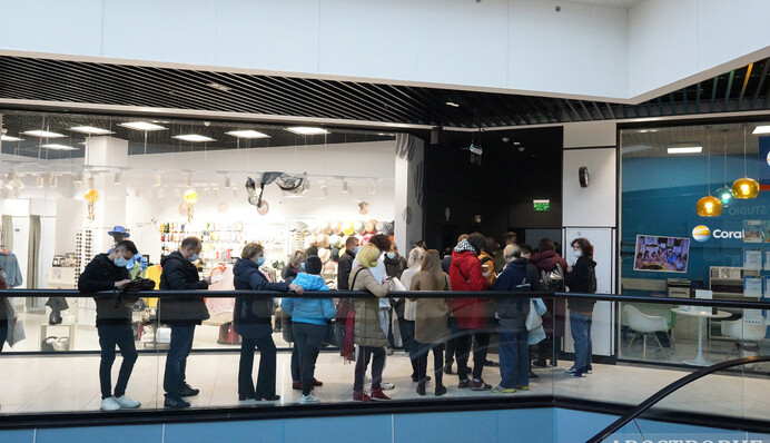 Товкотнеча у чергах і нерви: як у Києві вакцинуються проти коронавірусу, фото