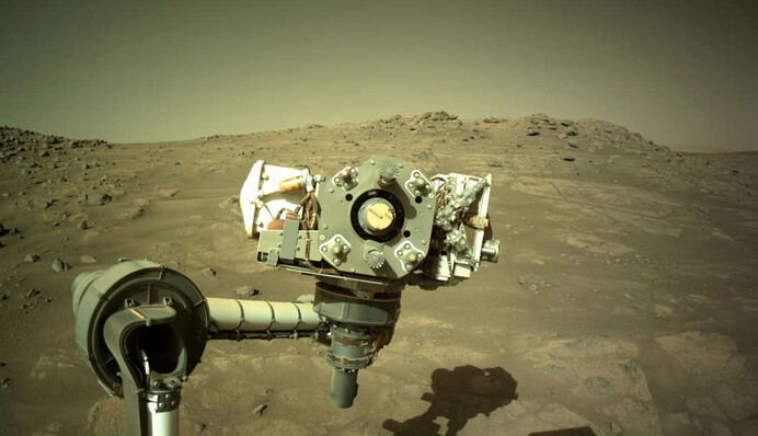 Забавные селфи и виды Красной планеты: марсоход NASA показал новые фото