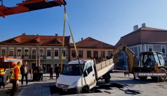 Повторення ситуації у Києві: у Польщі вантажівка провалилася у фонтан, фото