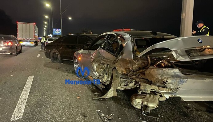 Авто вдребезги: на Набережном шоссе в Киеве произошло два ДТП, есть пострадавшие