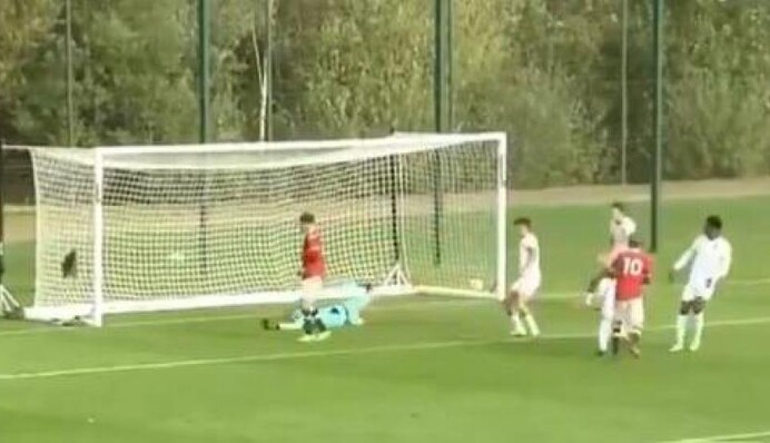 Невероятная реакция: юный голкипер совершил пять крутых сейвов за 10 секунд, видео