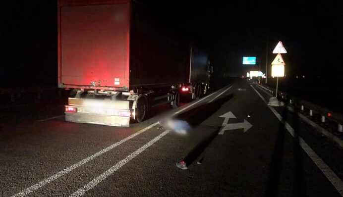 У Білій Церкві 16-річний самогубець стрибнув з мосту та впав на авто: фото