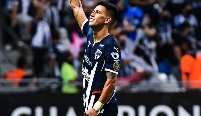 Найкращий фінт в історії: футболіст познущався над суперником, лежачи на газоні, відео