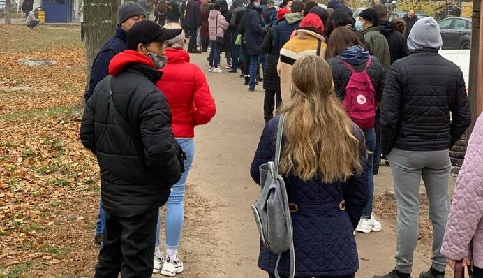Краще пізно, ніж ніколи: фото та відео гігантських черг в Україні на щеплення проти COVID-19