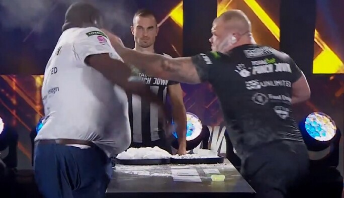 160-килограммового легенду MMA нокаутировали на турнире по пощечинам: видео