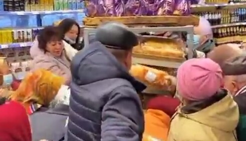 Пенсії не вистачає: у Житомирі пенсіонери ледь не побилися через соціальний хліб, відео