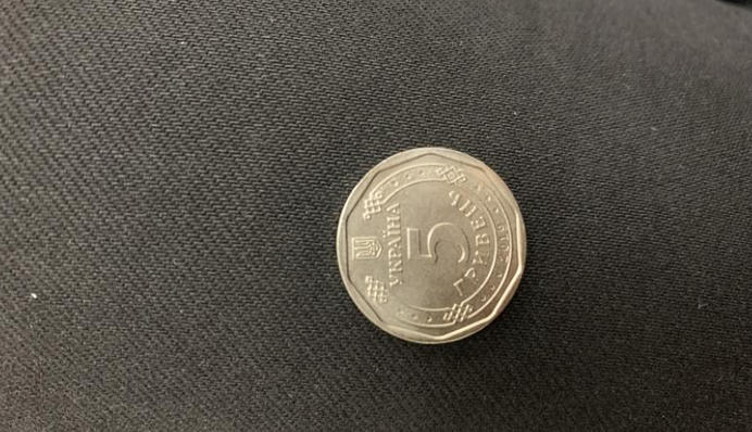 На аукционе монету в 5 гривен продают по цене квартиры: фото