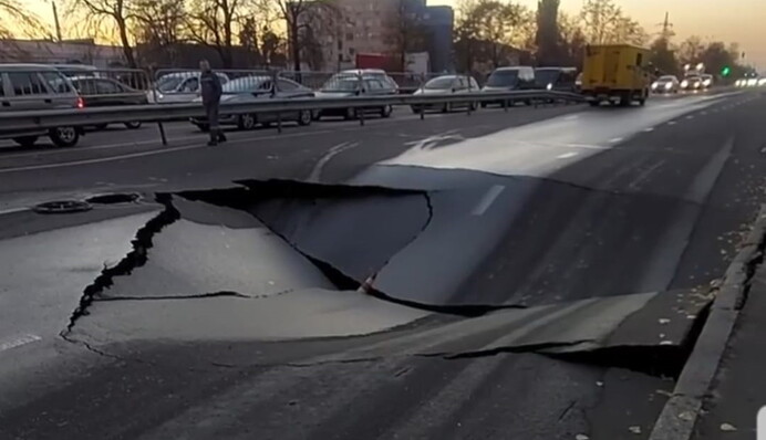 Як після землетрусу: у Києві провалилася величезна ділянка асфальту, фото