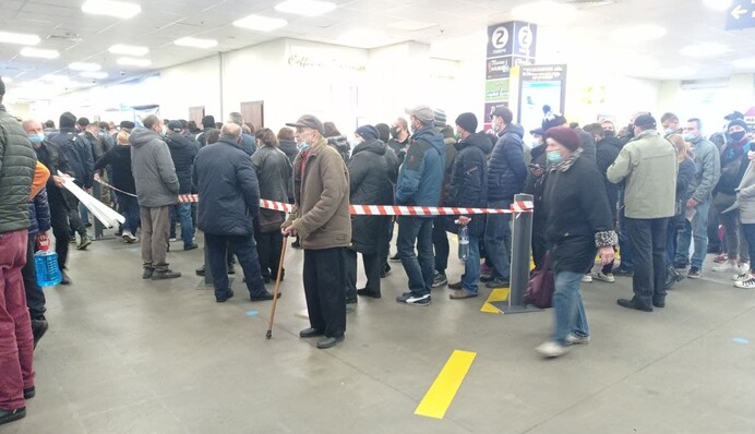 Стоят без масок и соцдистанции: фото и видео мегаочереди на вакцинацию в Киеве
