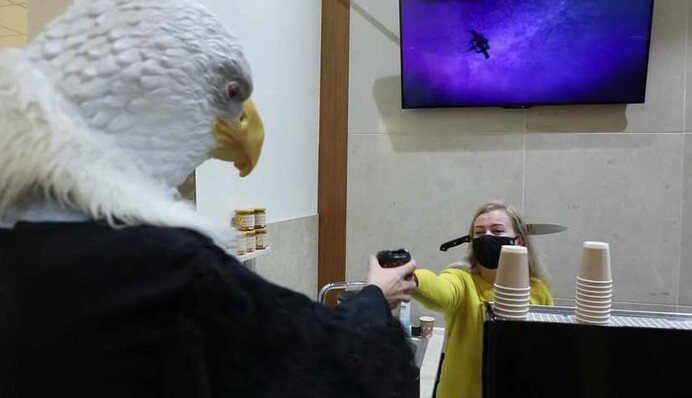 Людина-орел і російська дезінформація: посольство США зробило кумедний ролик на Хелловін