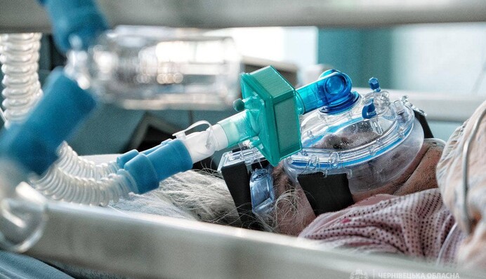 Реанімації ковід-лікарень у Чернівцях забиті на 100%: влада звернулася до городян