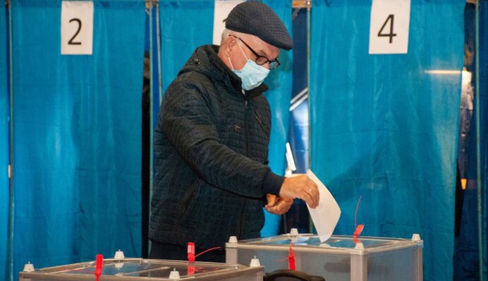 Шантажували пайками та соцдопомогою: які порушення фіксували на виборах мера Харкова