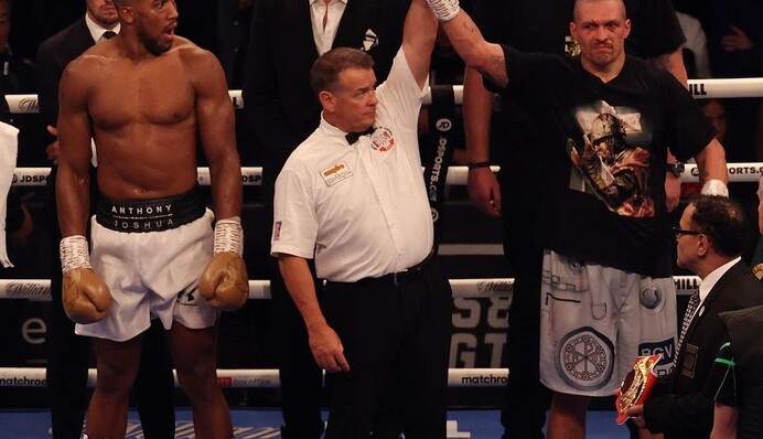 Усик получил презент от боксерских организаций за победу над Джошуа: видео