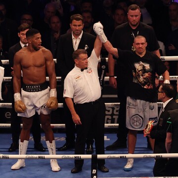 Усик получил презент от боксерских организаций за победу над Джошуа: видео