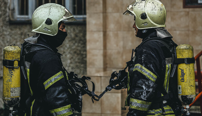 В Киеве вспыхнул мощный пожар в многоэтажке - люди не могут выйти: фото и видео