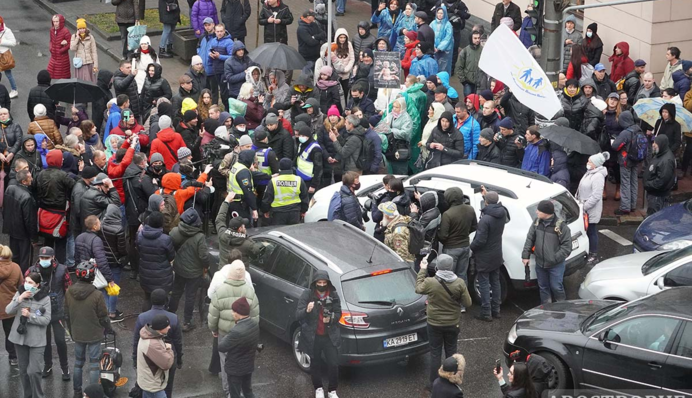 Перекриття вулиць та конфлікт з поліцією: ексклюзивні фото акції антиваксерів у центрі Києва