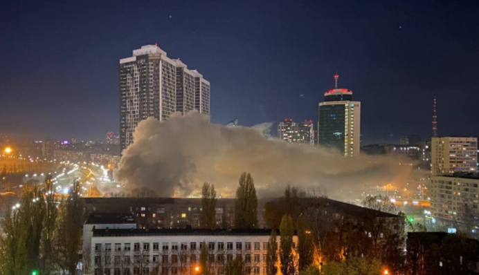 В Киеве ночью вспыхнул мощный пожар в ресторане: фото и видео