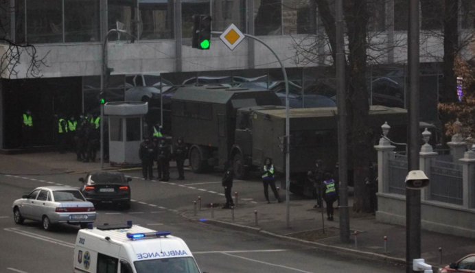 Рада під посиленою охороною: під будівлю парламенту стягнули нацгвардійців та поліцію, фото