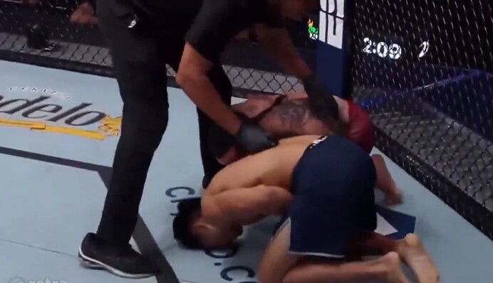 Фантастическое зрелище: бойцы одновременно отправили друг друга в нокдаун, видео