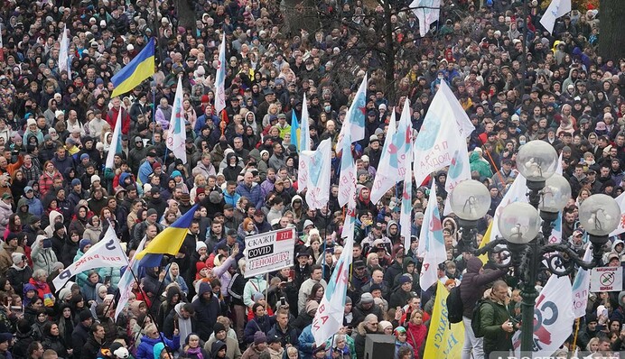 Професійно хитають ситуацію в Україні: кому вигідний бунт антивакцинаторів