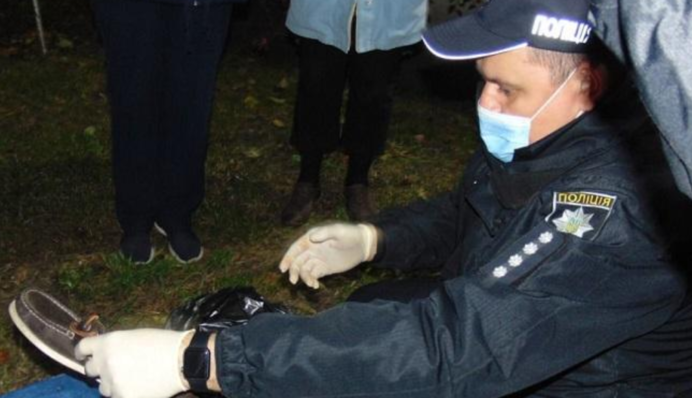 Отправил в реанимацию с тяжелыми ранениями: в Киеве мужчина хотел убить отца, фото