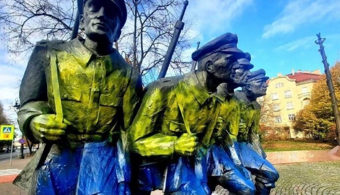 В Кракове памятник Пилсудскому раскрасили в цвета украинского флага и оставили записку: фото и видео