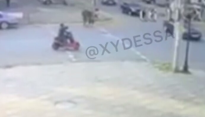 В Одесі батько з дитиною мчав на червоний і потрапив у моторошну ДТП: відео