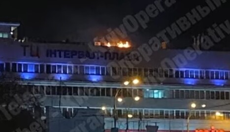В центре Киева в ТЦ загорелась крыша: видео пожара