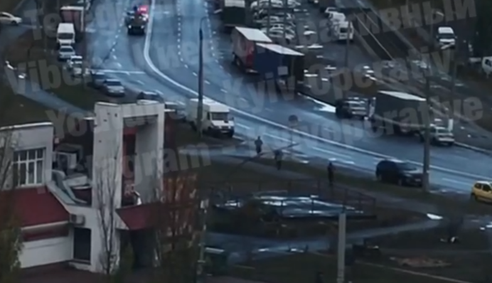 А про безпеку подумали? На дорогах Києва помітили небезпечну кінозйомку