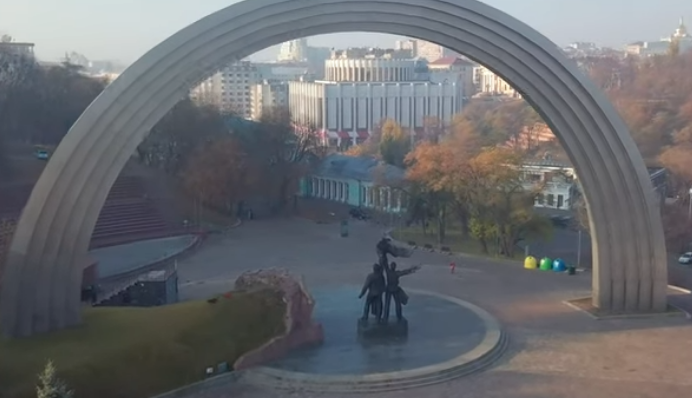 В Киеве уже начали строить канатную дорогу на Труханов остров: видео