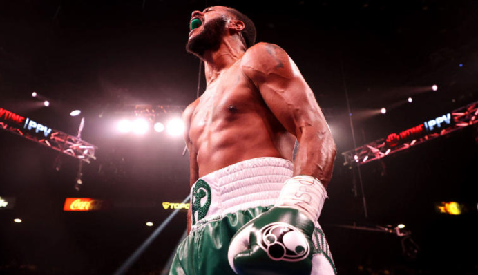 Американец одержал победу жутким нокаутом: соперник аплодировал, лежа на канвасе, видео