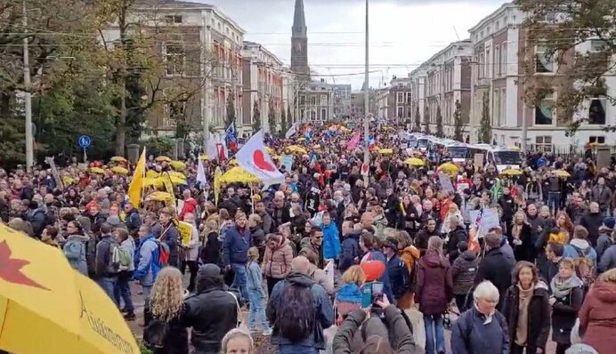 В Нидерландах прошли многотысячные протесты против COVID-ограничений: фото и видео