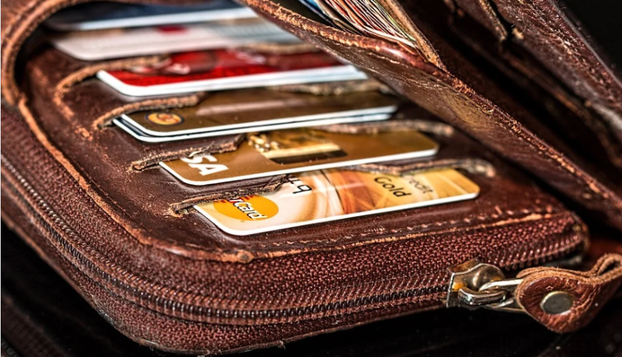 Автоматически блокируют счета: уже два десятка банков помогают выбивать долги у украинцев