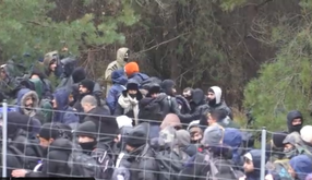 Мігранти під наглядом білоруських силовиків розбили табір на кордоні з Польщею: відео