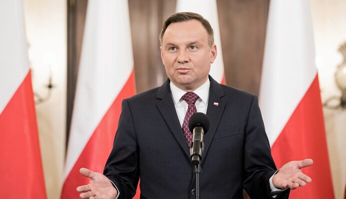 Мигрантам не дают уйти: Дуда сделал заявление о ситуации на границе с Беларусью