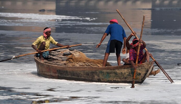 Молитва в отруйних хмарах: в Індії люди змушені купатися у річці з токсинами