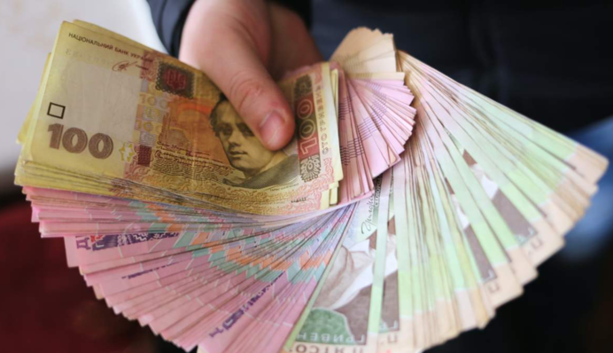 Некоторым украинцам выделят матпомощь: кому и сколько дадут денег