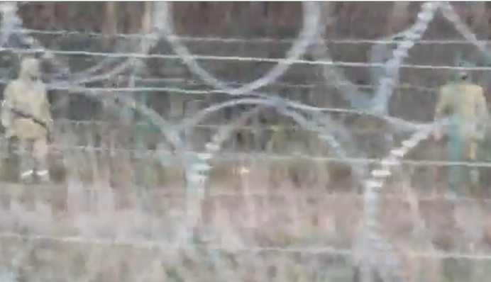 С гранатометами и снайперскими винтовками: поляки показали новые кадры белорусских военных на границе