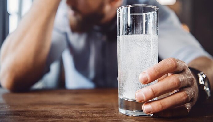 Не вміють вчасно зупинитись: знаки Зодіаку, яким краще не наливати