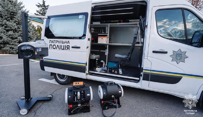 Смогут останавливать просто посреди дороги: полиция начала техническую проверку автомобилей