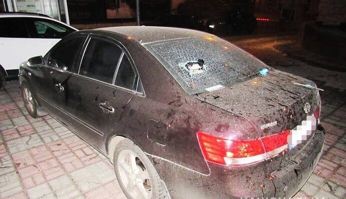 В Киеве неадекват бросал из окна предметы на припаркованные авто: фото