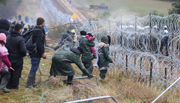 Белорусские силовики не дают мигрантам уйти: свежее видео с границы с Польшей